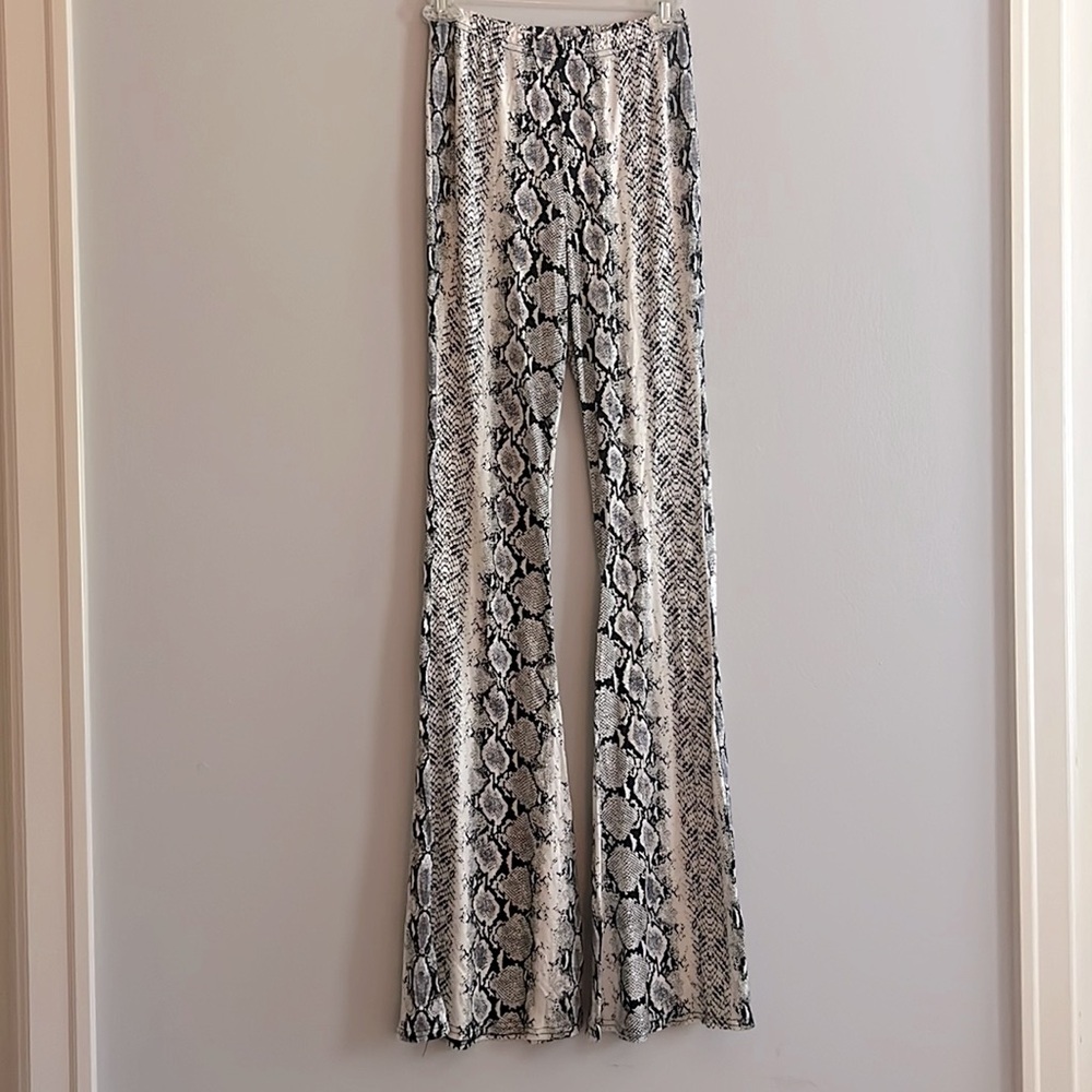 Pretty Little Thing leggings, snake print. Super cute! Worn a few times. Size 2